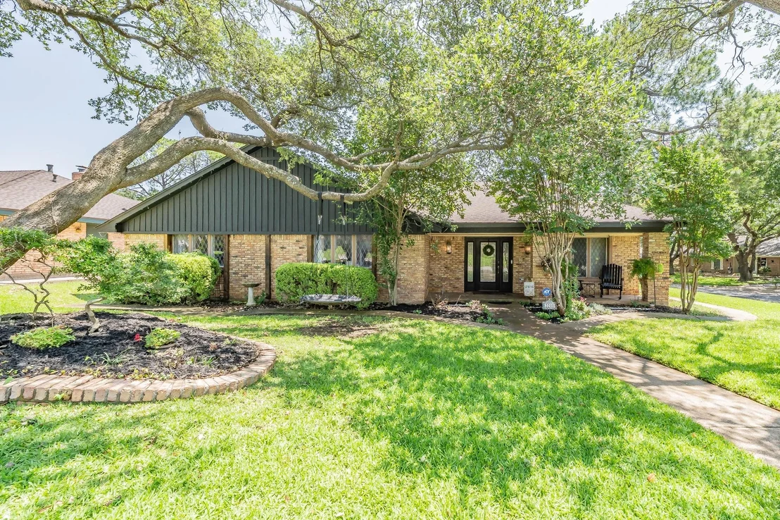 Photo of 2211 Midhurst Drive