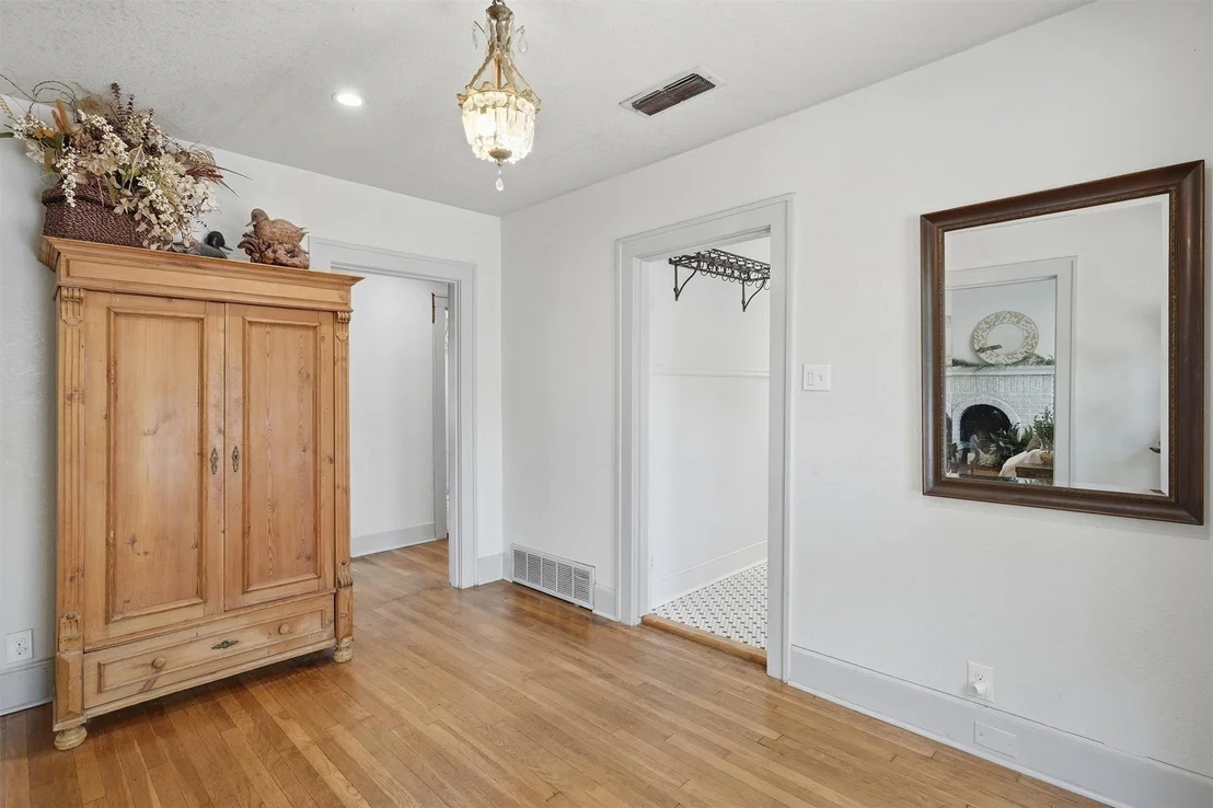 Photo of 704 Forrest Avenue