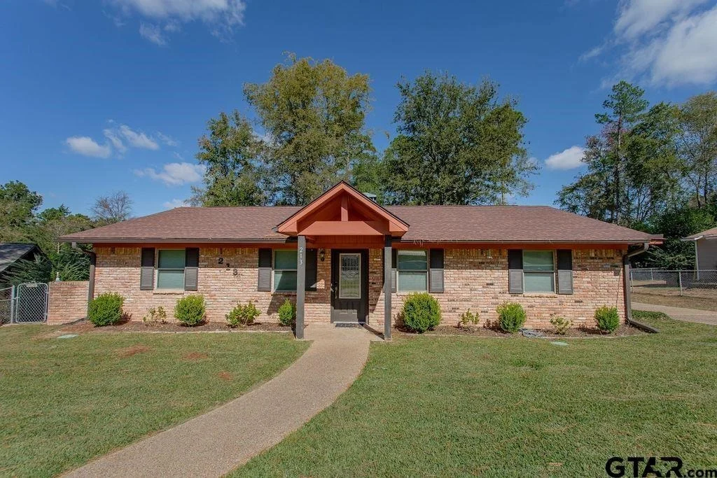 Photo of 213 Treetop Lane