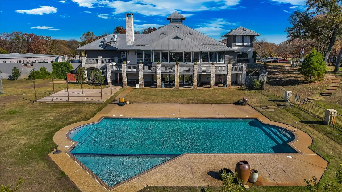 Photo of 221 Colonial Drive