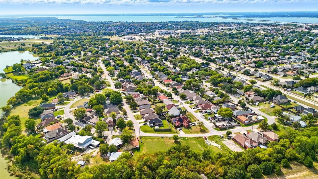 Photo of 869 Lakeside Drive