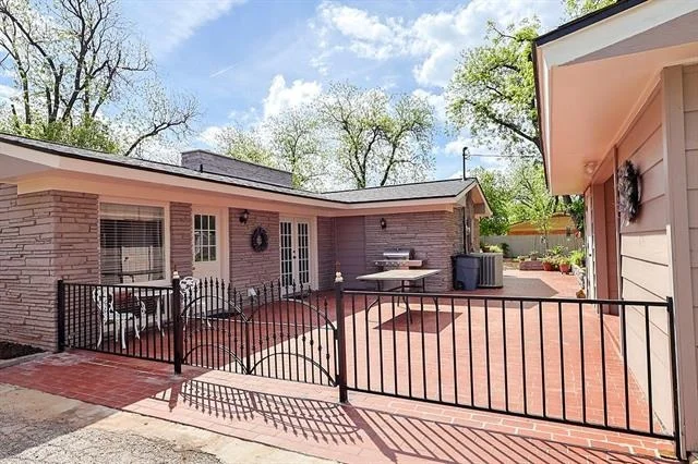 Photo of 1602 Elmwood Drive