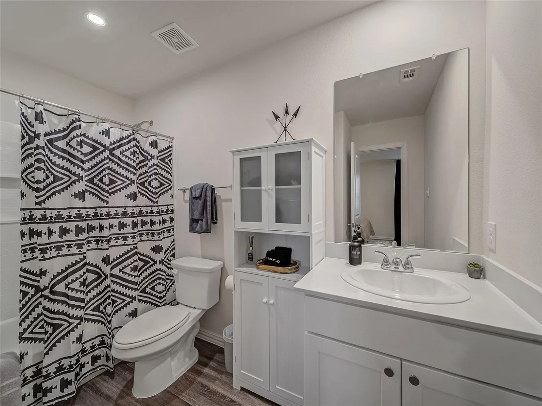 Photo of 921 W 9th Street