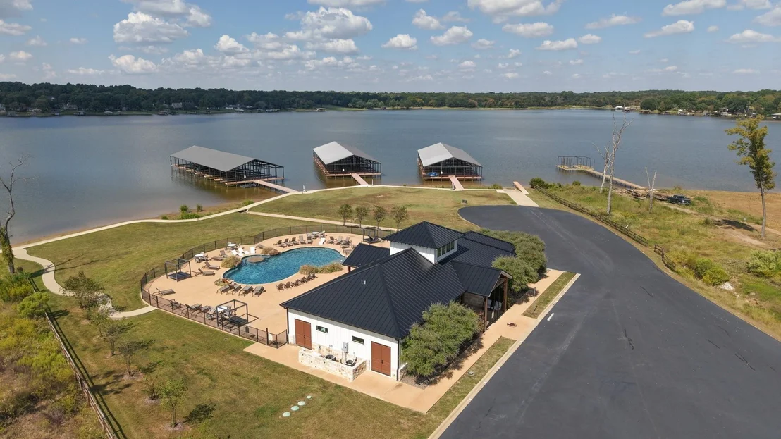 Photo of 6923 Lakeshore Way