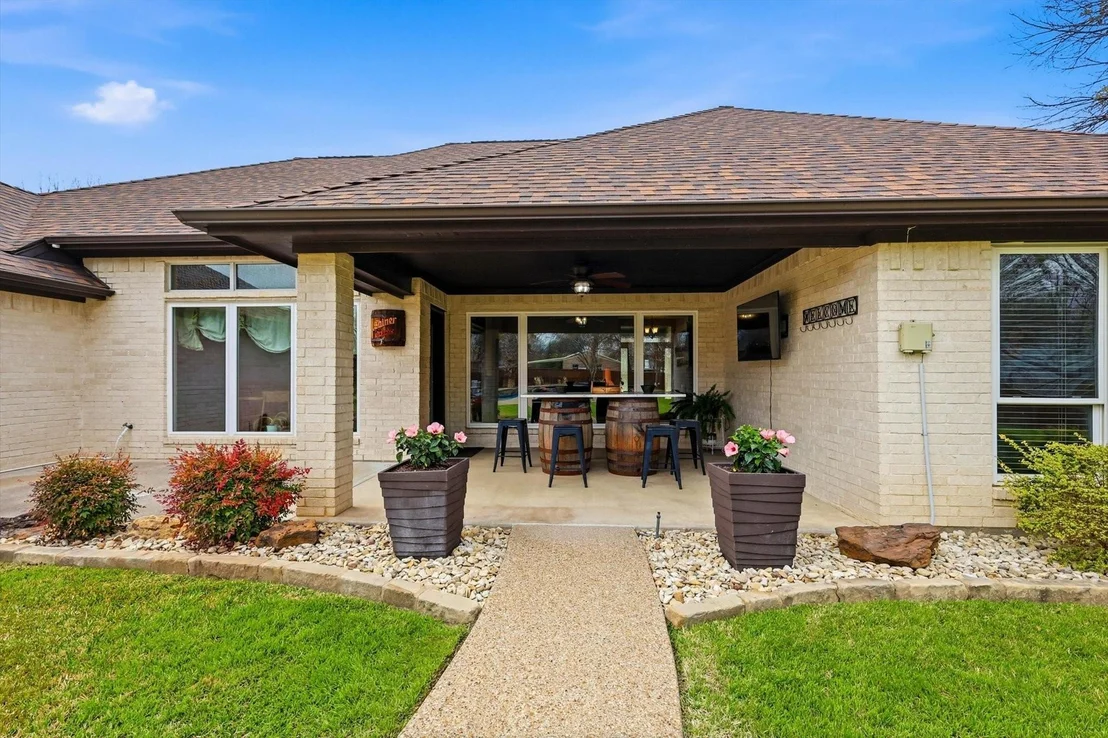 Photo of 312 Lakeside Oaks Circle