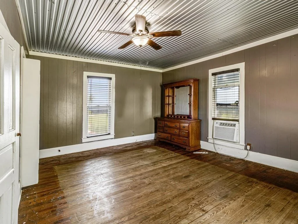 Photo of 112 W Hackberry Street