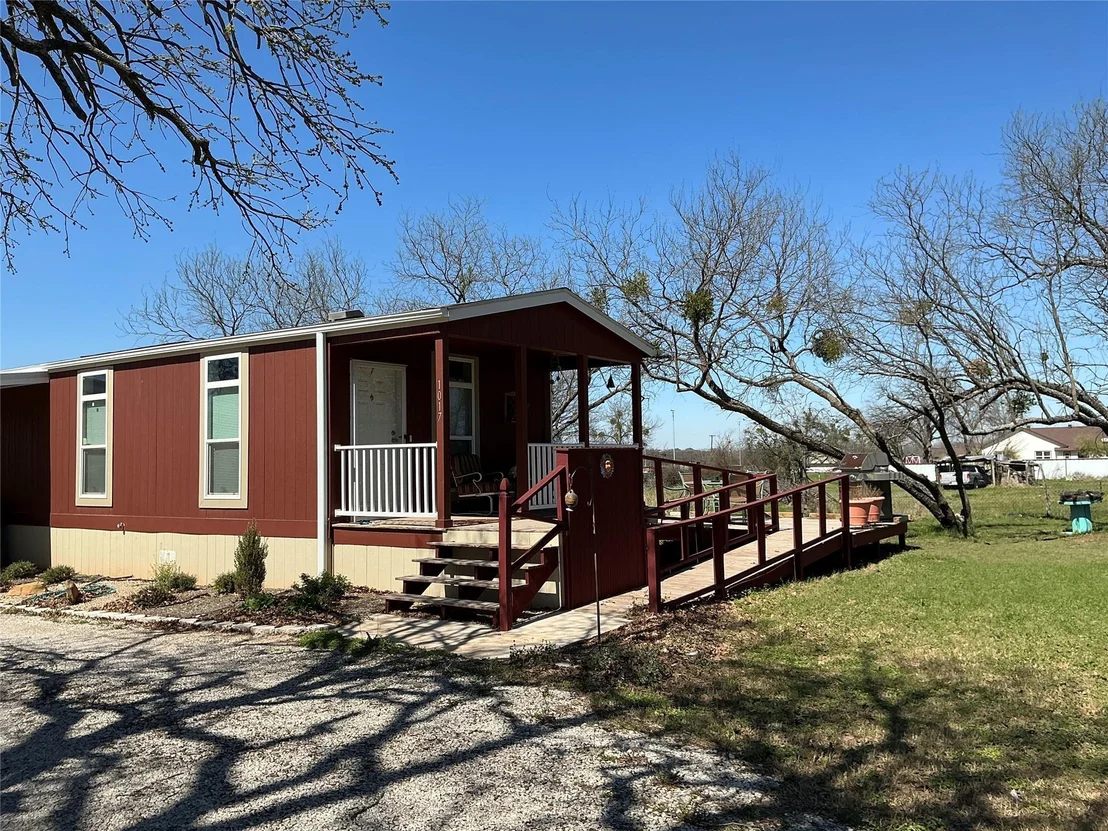 Photo of 1017 W Ross Ave