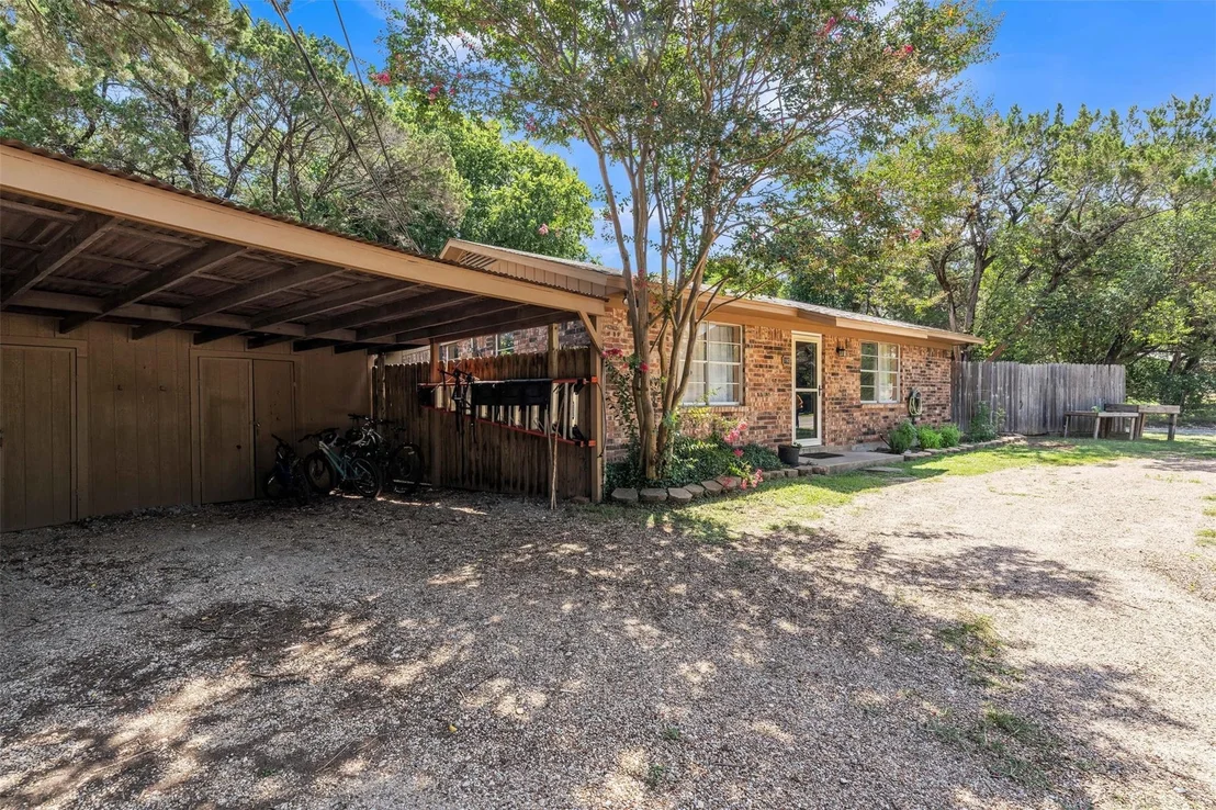 Photo of 190 Crowfoot Lane