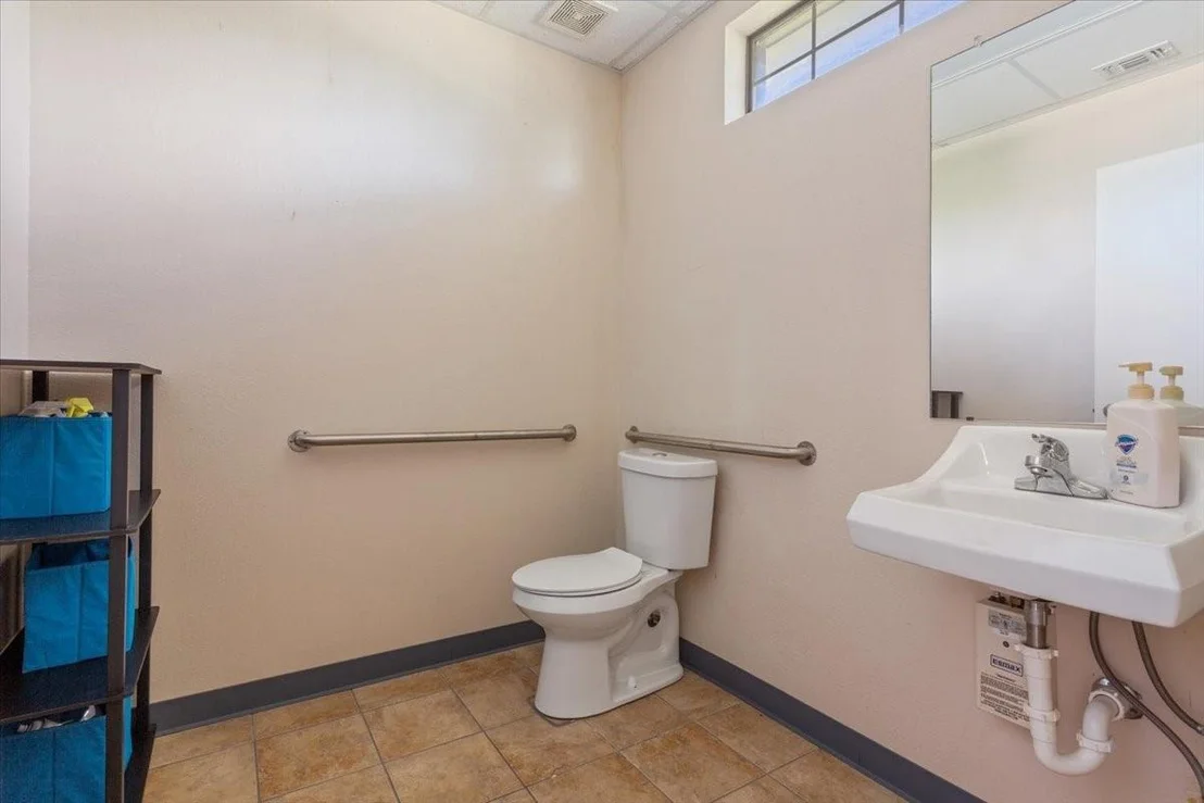 Photo of Unit B at 2419 Herring Avenue