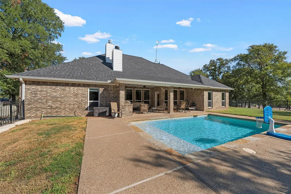 Photo of 580 Whispering Oaks