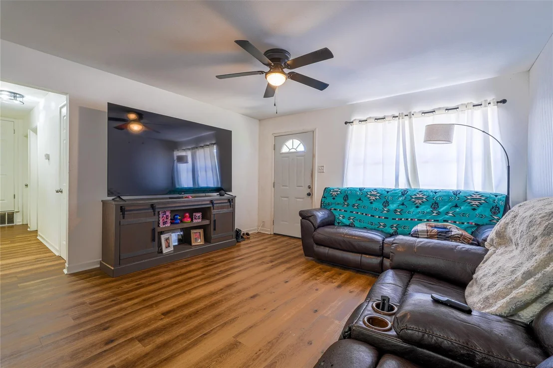 Photo of 807 N Lacy Drive