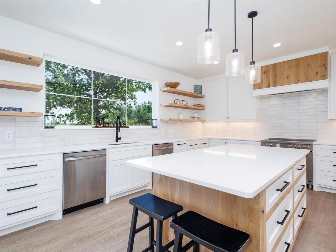 Photo of 660 Oak Point Drive