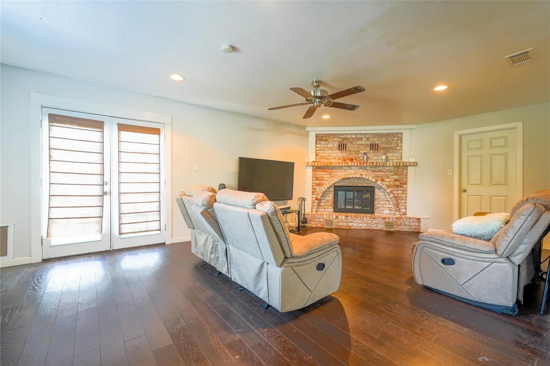 Photo of 200 W Greenbriar Street