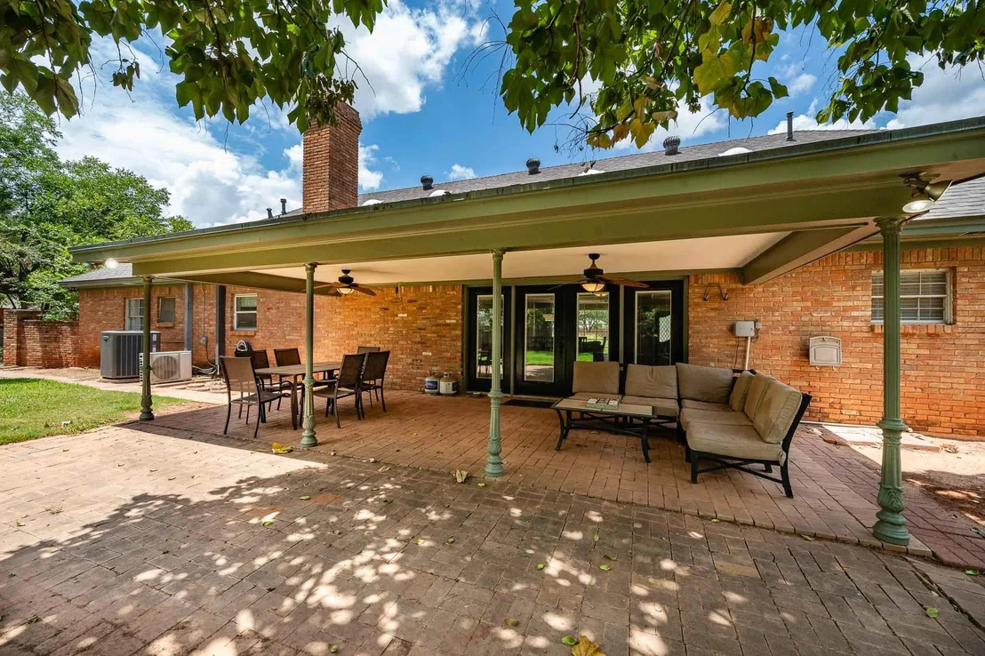 Photo of 1825 Elmwood Drive