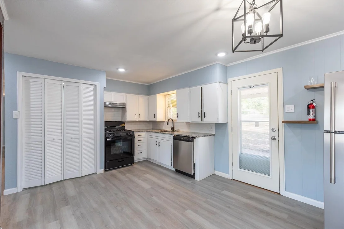 Photo of 2142 N Mockingbird Lane