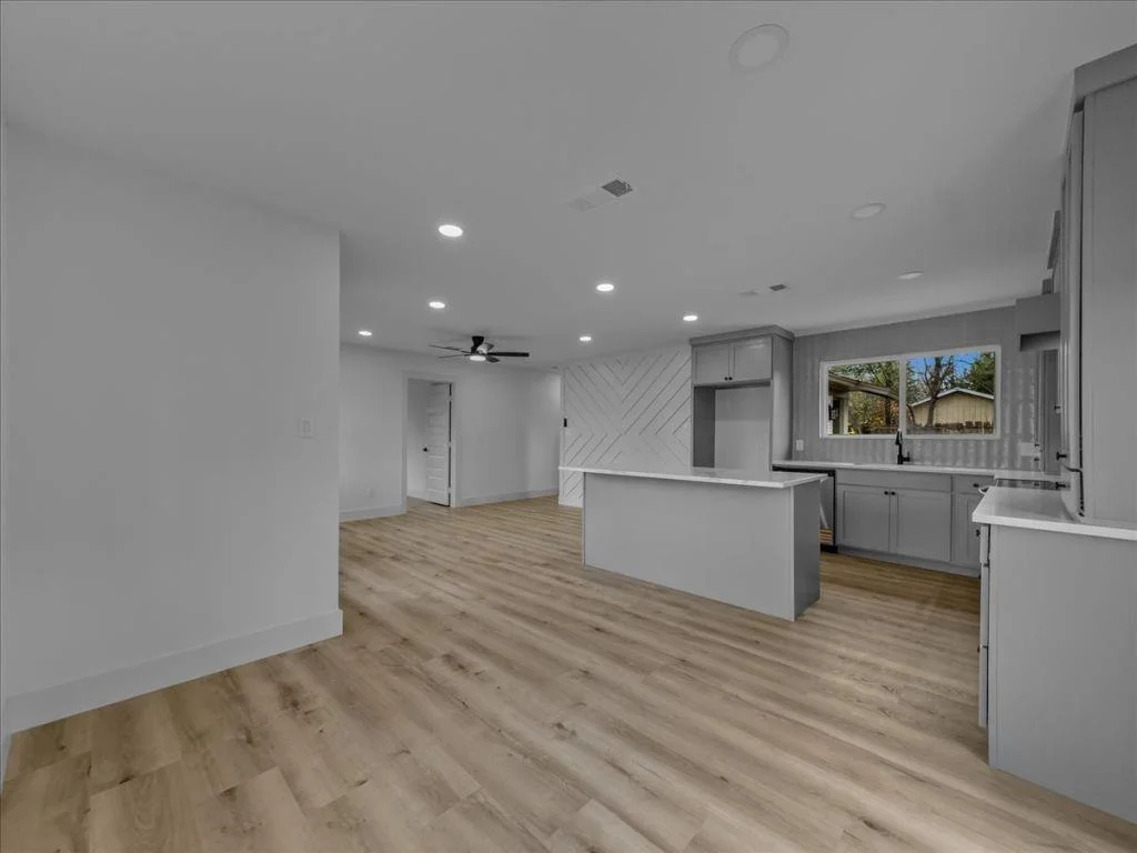 Photo of 802 Nl Robinson Drive