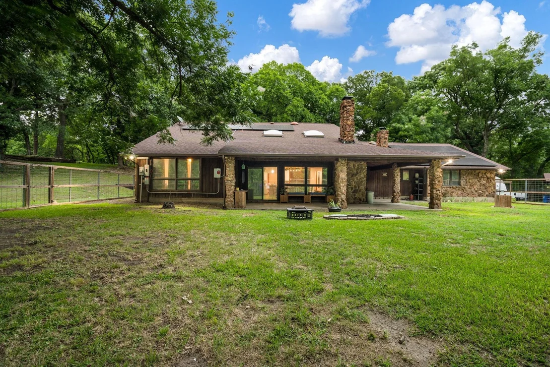 Photo of 207 Shadowwood Trail