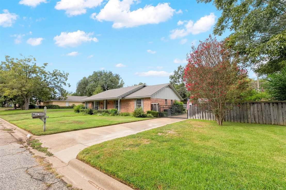 Photo of 925 Bradley Drive