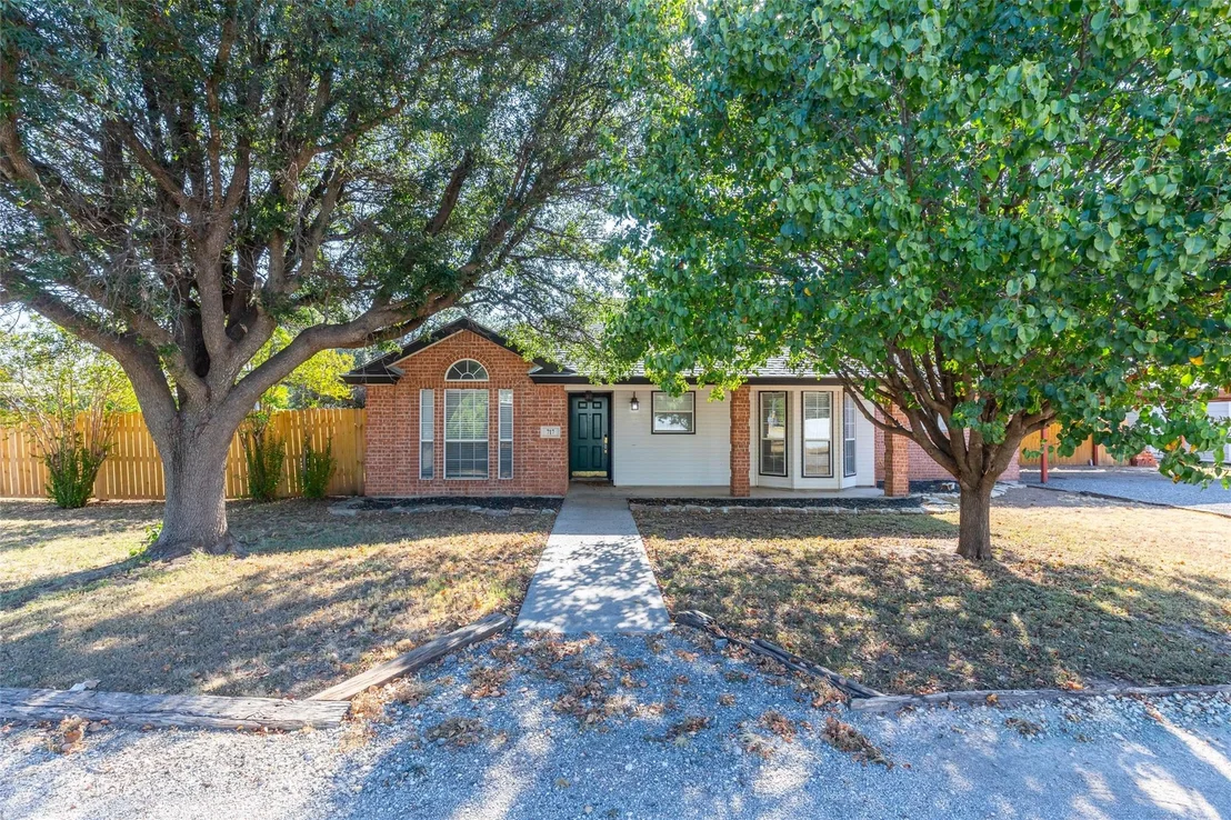 Photo of 717 Groves Road