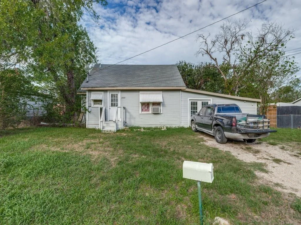 Photo of 2009 Pecan Street
