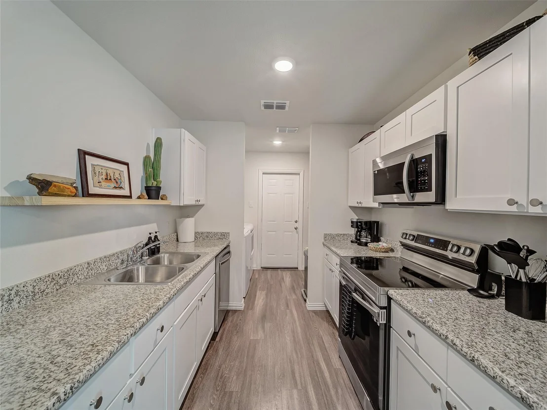 Photo of 921 W 9th Street
