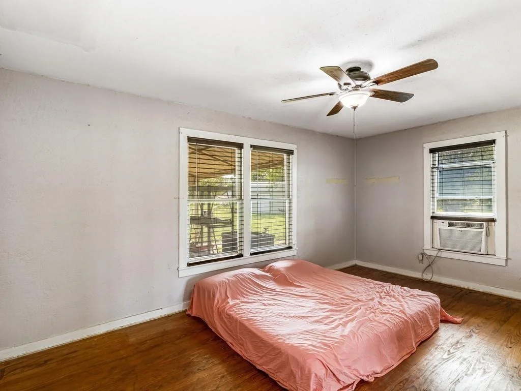Photo of 112 W Hackberry Street
