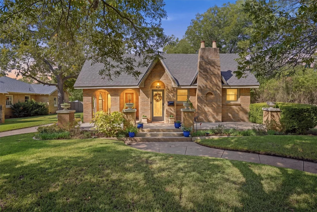 Photo of 704 Forrest Avenue