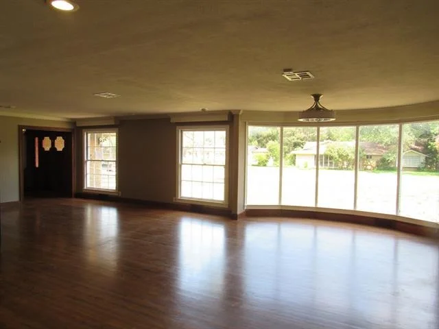 Photo of 3300 Oakridge Lane