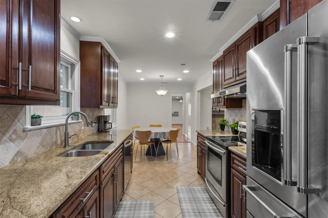 Photo of 908 Vinecrest Lane