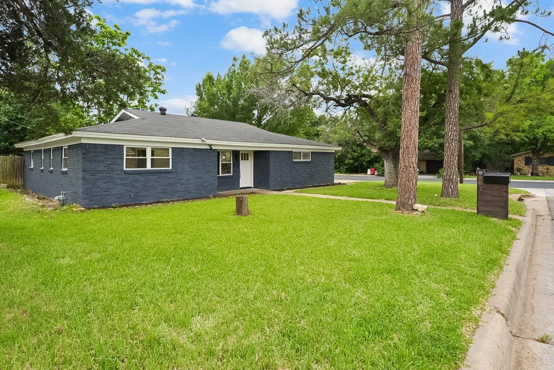 Photo of 861 Woodcrest Drive