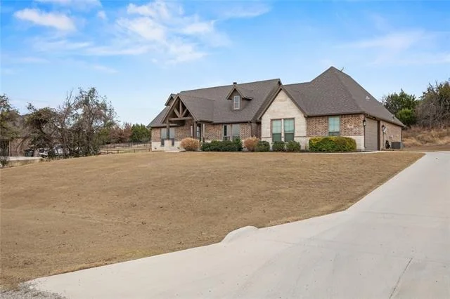 Photo of 916 Silverleaf Drive