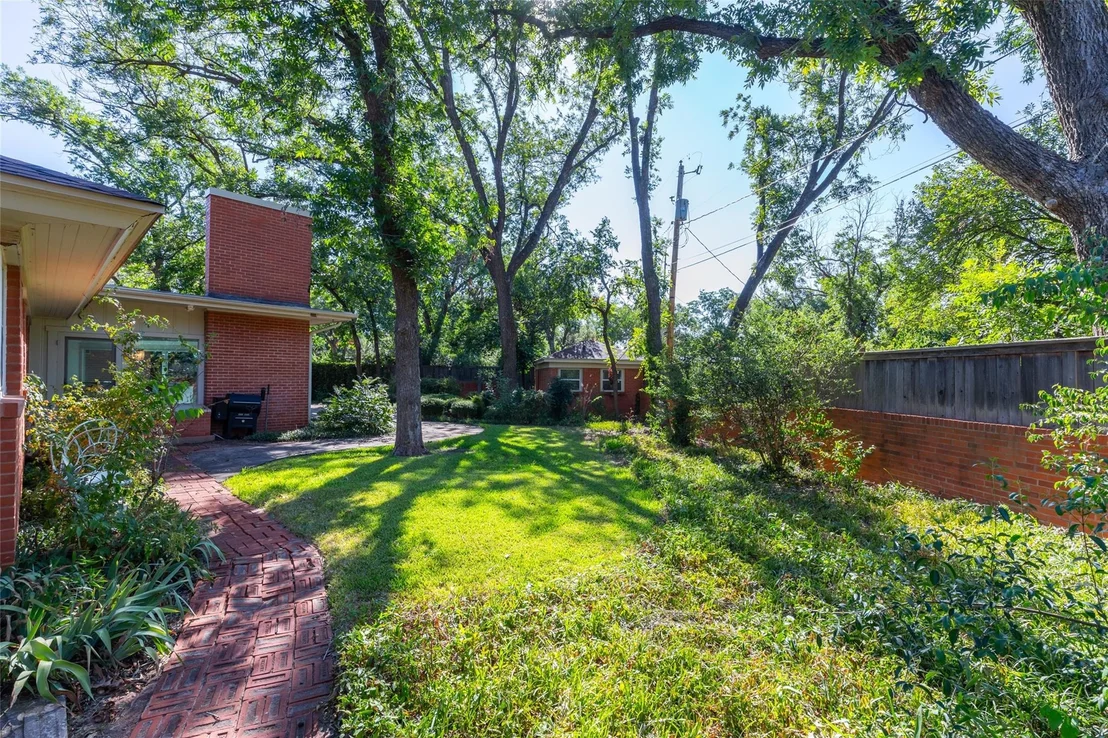 Photo of 3765 Woodridge Drive