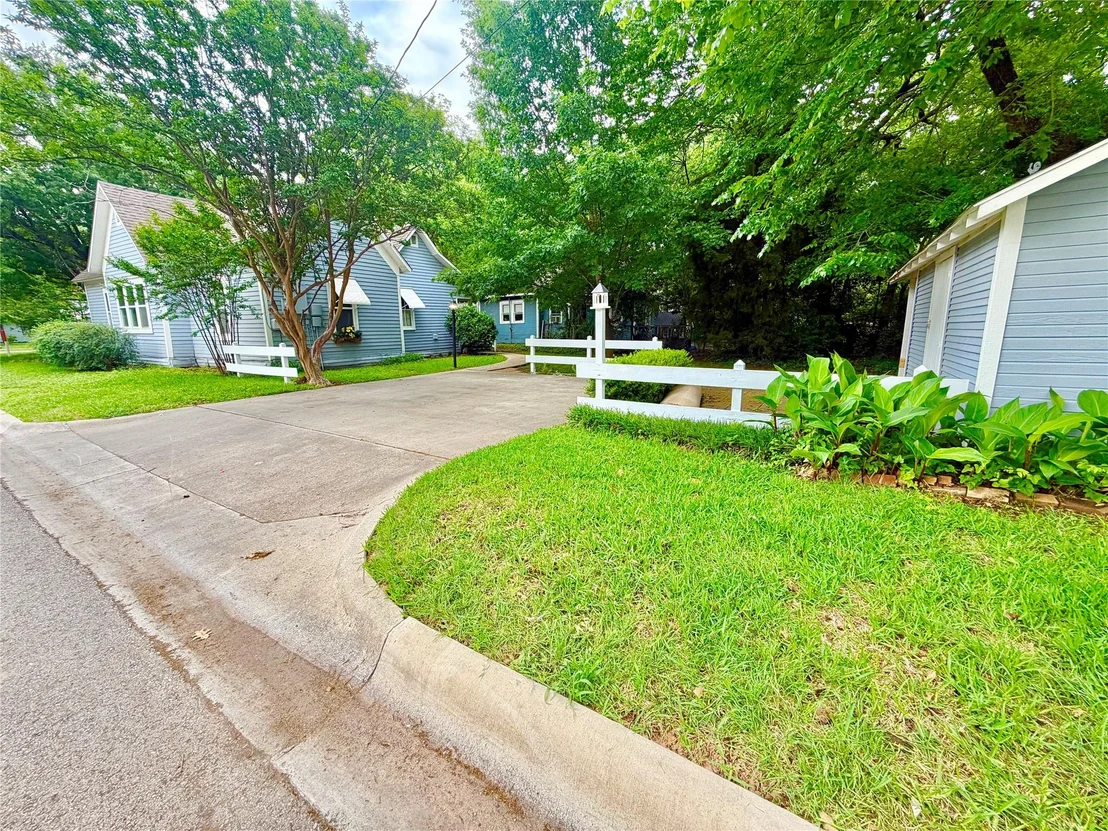Photo of 725 Bolivar Street