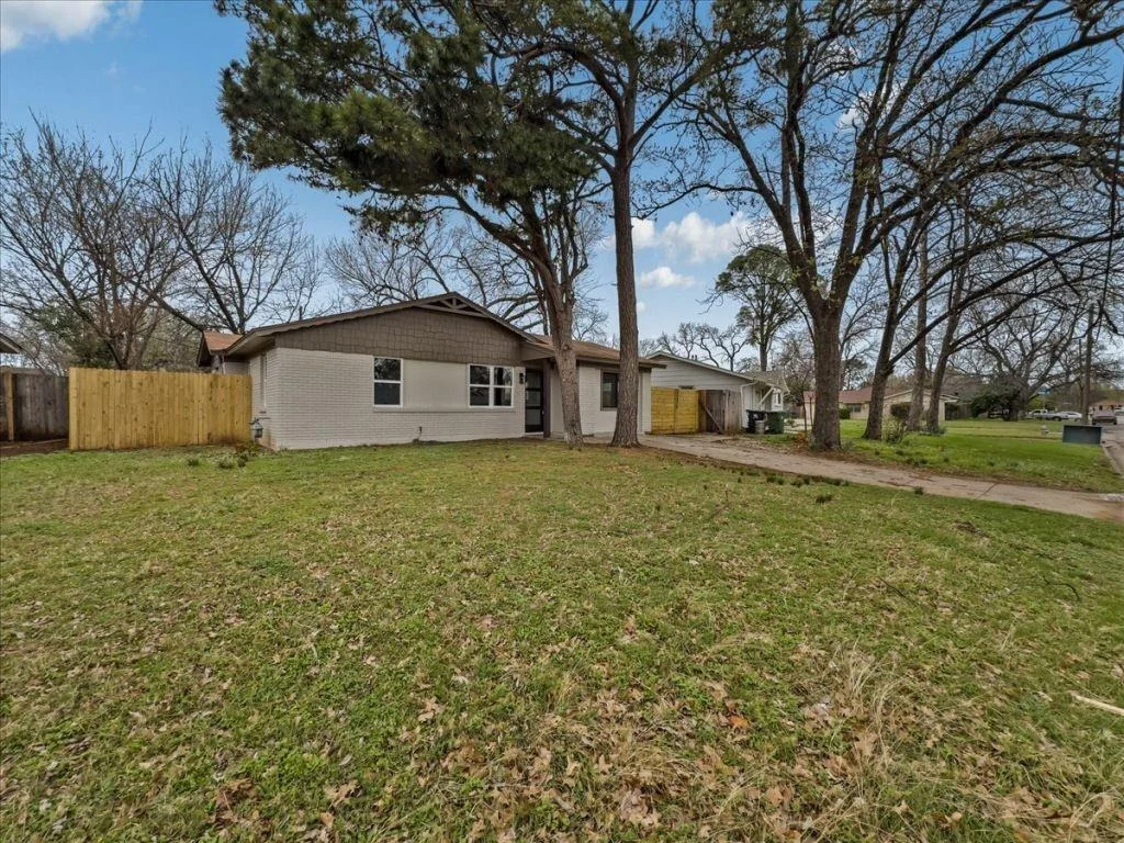 Photo of 802 Nl Robinson Drive