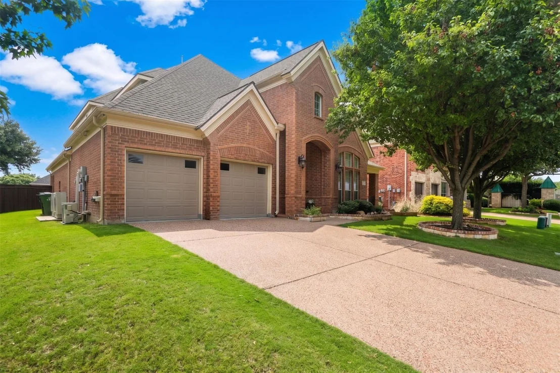 Photo of 830 Woodview Drive