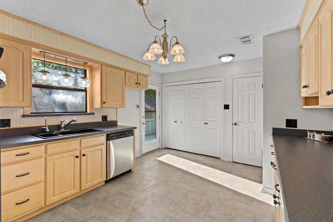 Photo of 1656 Pineview Lane