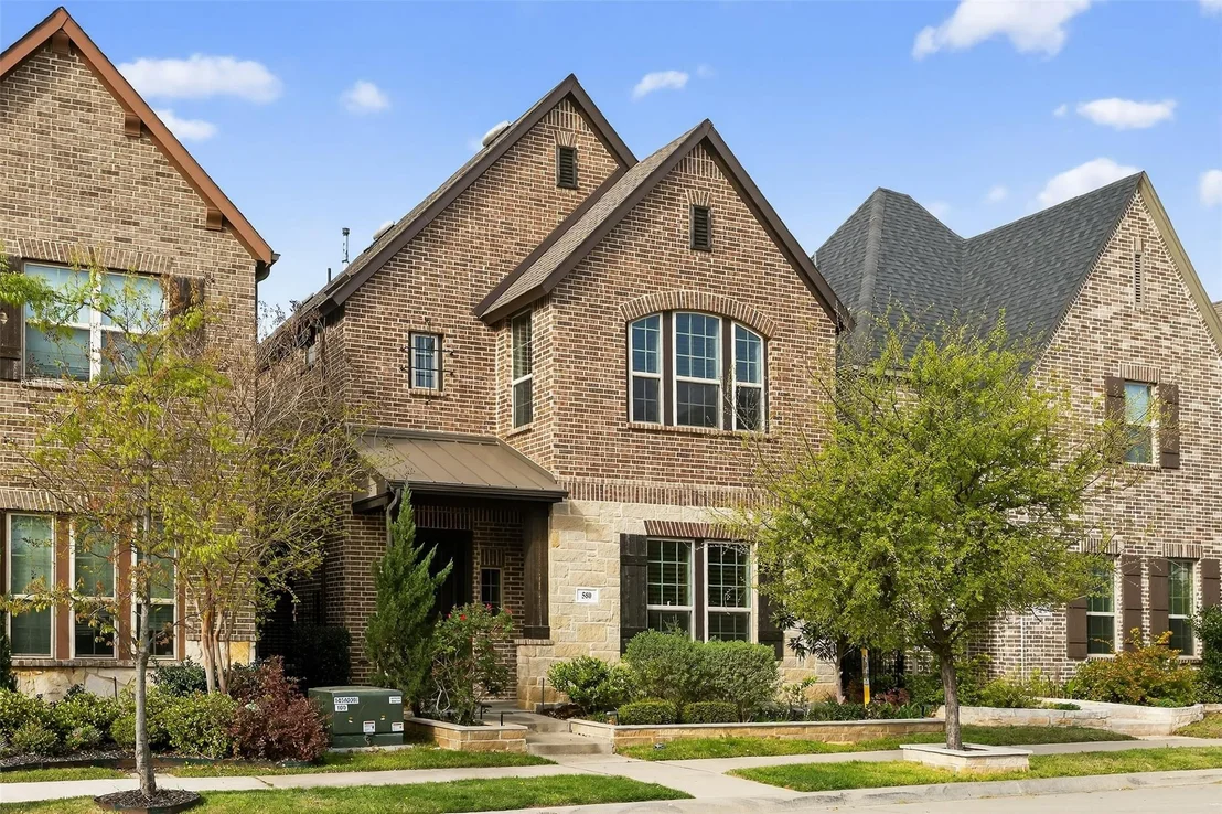 Photo of 580 Courtyard Lane