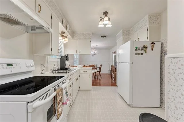 Photo of 1325 Royal Oaks Drive