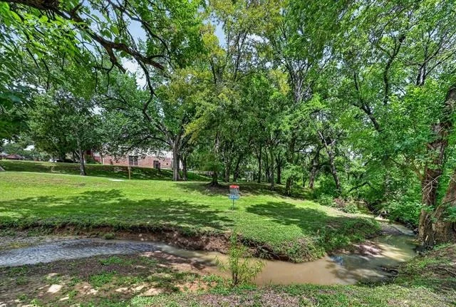 Photo of 2633 Lakeside Drive