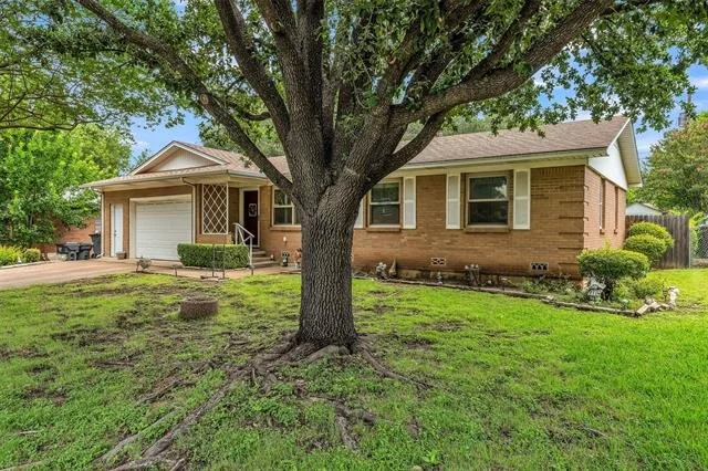 Photo of 1325 Royal Oaks Drive