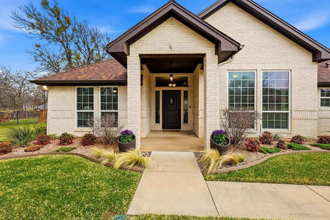 Photo of 312 Lakeside Oaks Circle