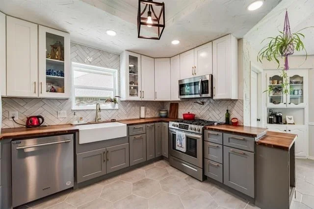 Photo of 2908 Roaring Springs Road