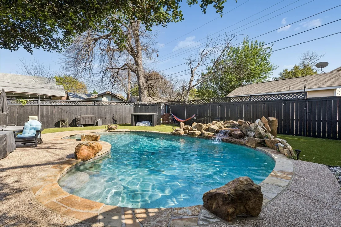 Photo of 2235 Mistletoe Boulevard
