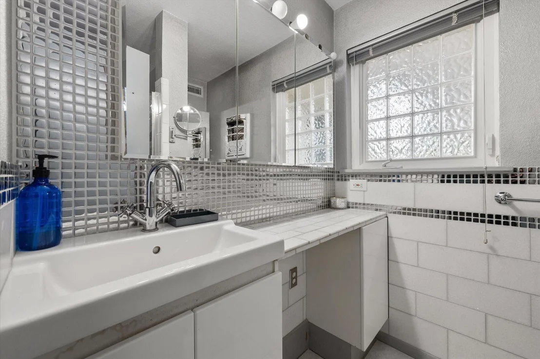 Photo of 1209 W Lilly Lane