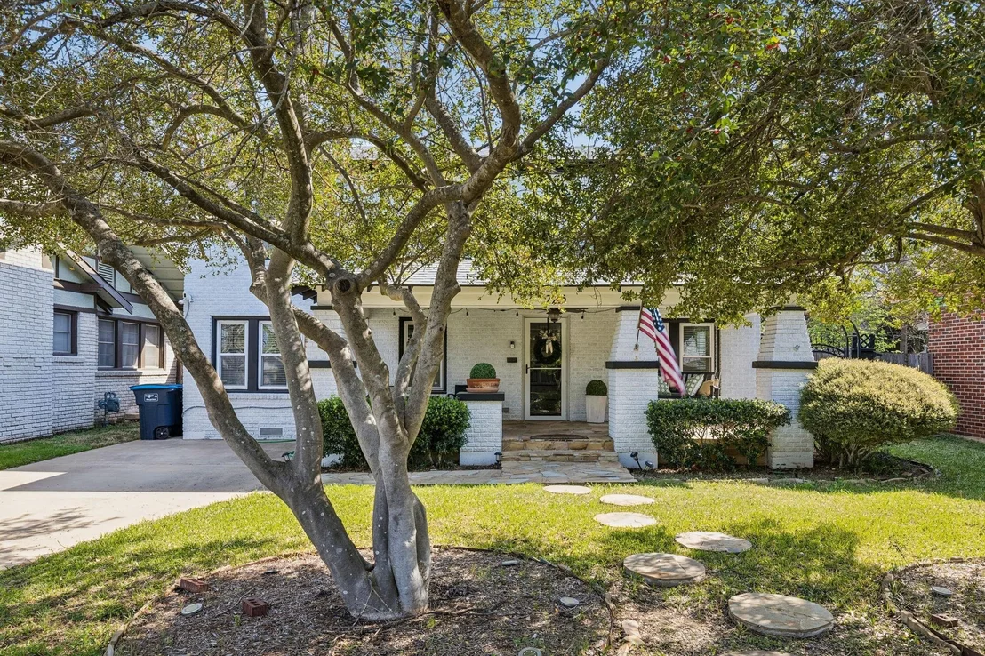 Photo of 2235 Mistletoe Boulevard