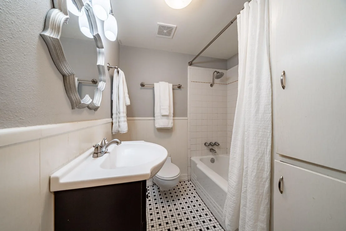 Photo of 1825 Elmwood Drive