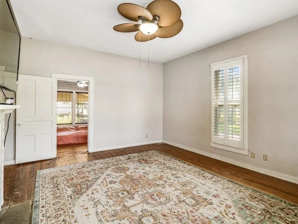 Photo of 112 W Hackberry Street