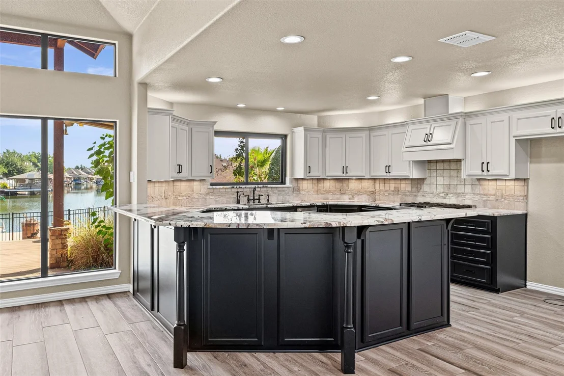Photo of 2325 River Road