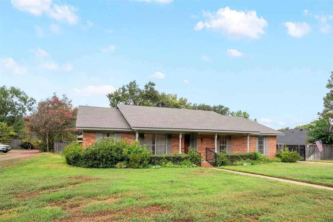 Photo of 925 Bradley Drive