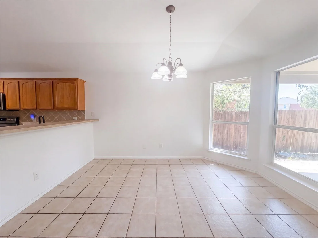 Photo of 905 Acacia Drive